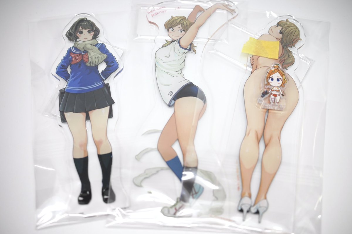 リップルレーザーさんから、リクエストのあったみえしゃーんスマホケースと品切れ中のアクスタシリーズの増刷版が無事着弾。今からBOOTHに登録しておきます〜。 