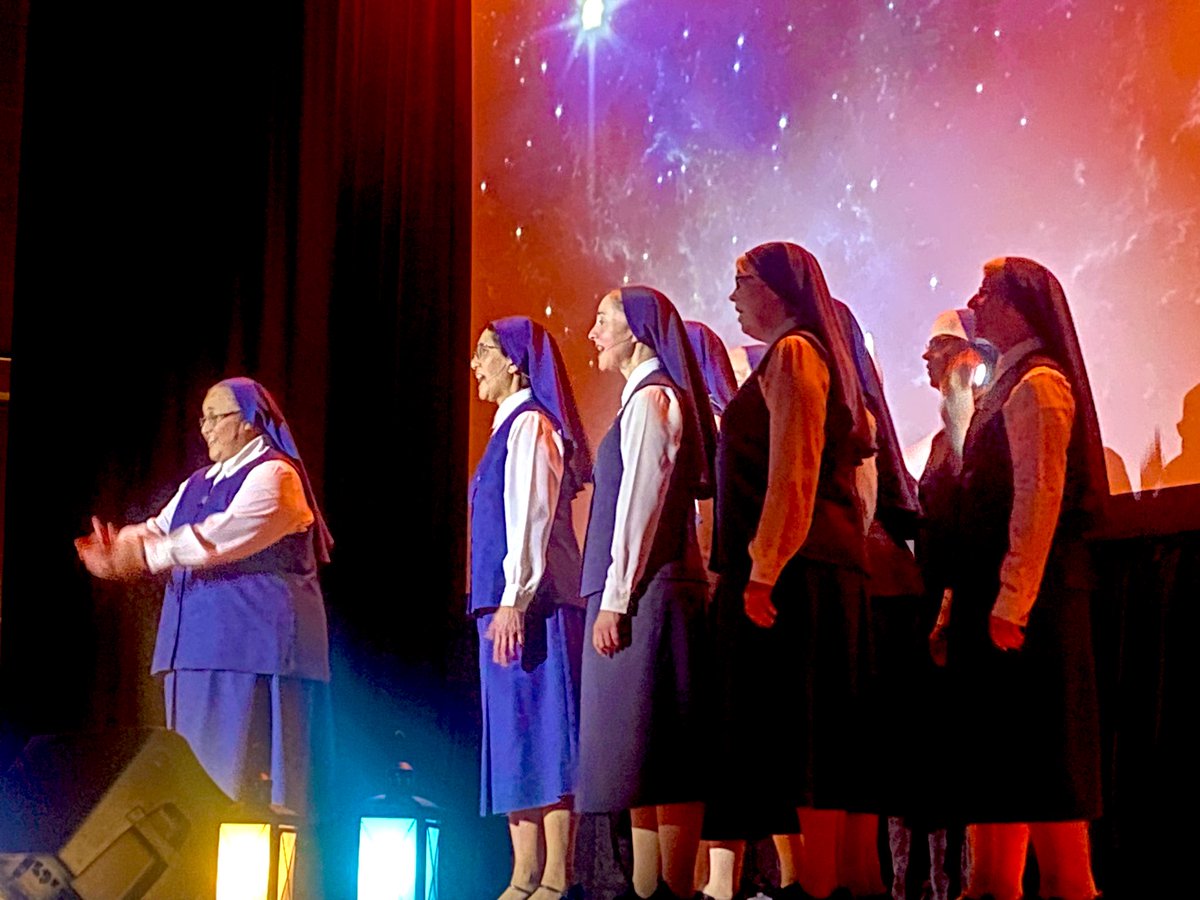 The #medianuns back & better than ever! It’s been 2 yrs since they performed live due to the pandemic, and the faithful have packed Fontbonne Academy in Milton, MA. Beautiful family night (& my baby cousins are losing their minds seeing #nuns for the 1st time) #ComeToBethlehem ✨