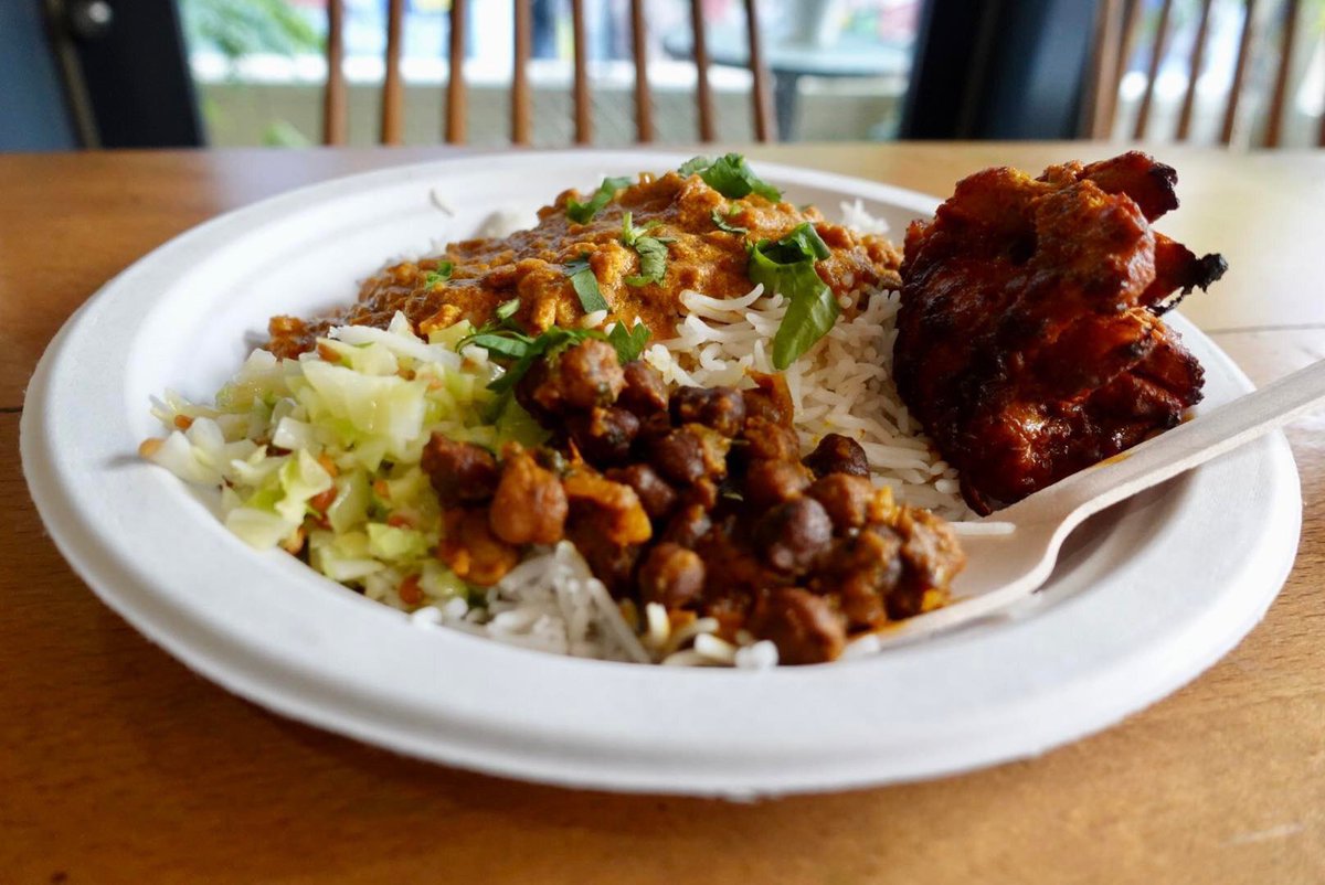 norinity1103's tweet image. 会場担当より。2日目のカレーはバターチキンカレー！金沢からミシュランにも認定されている「アシルワード」さんに出張営業してもらっています！写真は昨日のもの。

キャベツは僕が走って温めてきました。

 #spectrumfest22