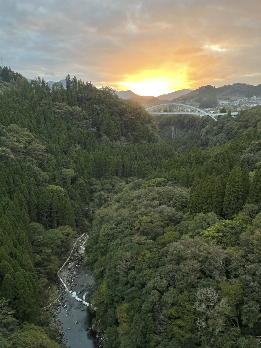 Not only was this story really interesting, <a href="/juliaminuma/">Julia Mio Inuma (井沼ジュリア)</a> <a href="/shiho_fukada/">shiho fukada</a> &amp; I also got to go to an incredibly beautiful part of Japan: Takachiho, in the Miyazaki prefecture. 
washingtonpost.com/climate-soluti…