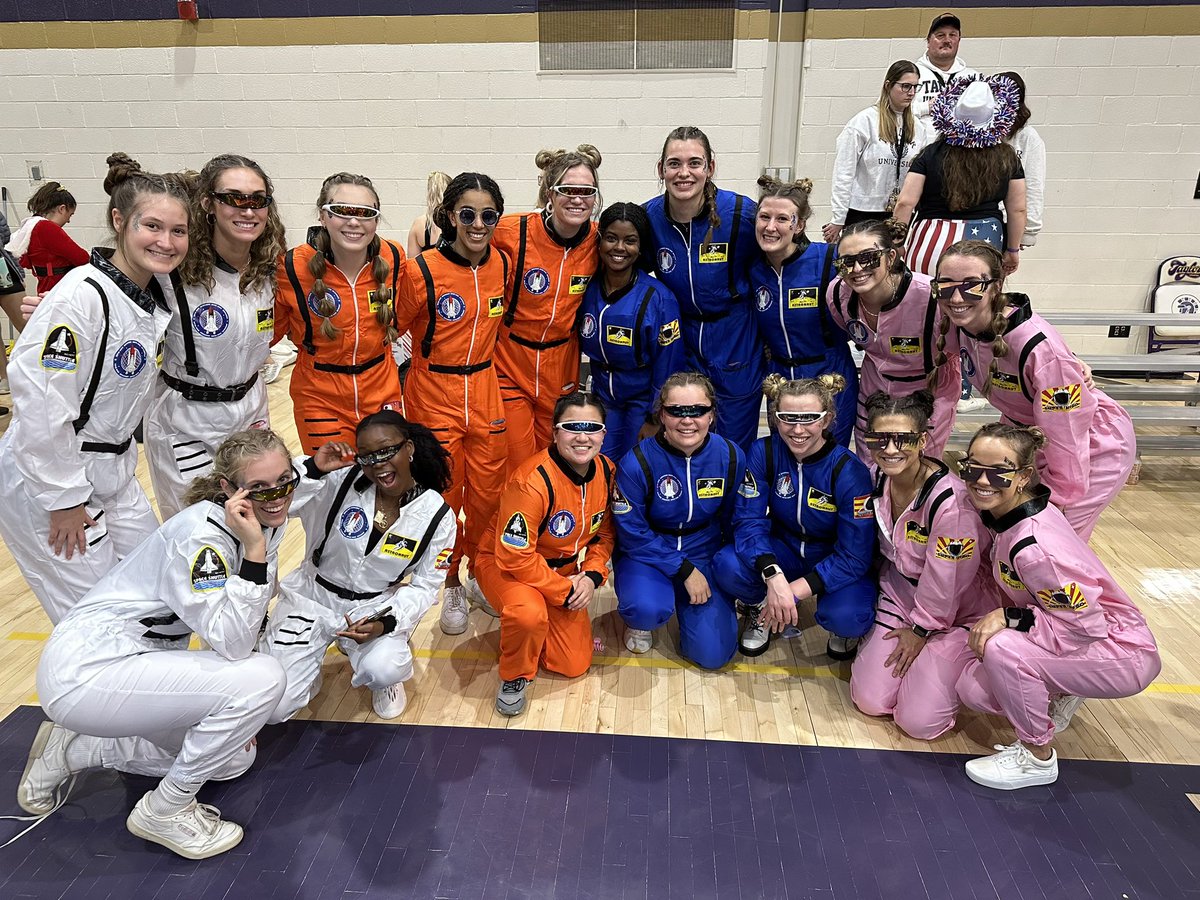 TaylorU_WBB's tweet photo. Silent Night TUBB style 🤫🤫 https://t.co/WLnY7IJHyI