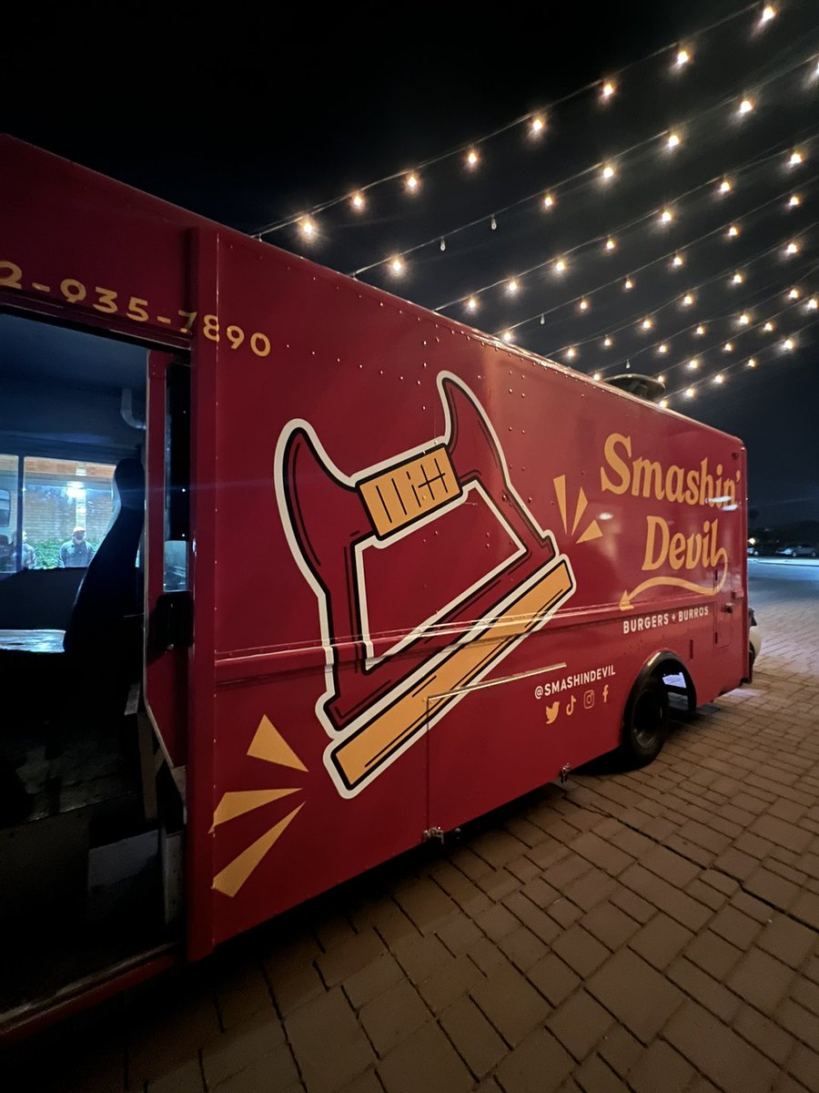 CraftyCreative's tweet photo. Go get a burger @SmashinDevil and support an ASU alum @alexladensack #SinfullyDelicious https://t.co/tBMYwiPbs6