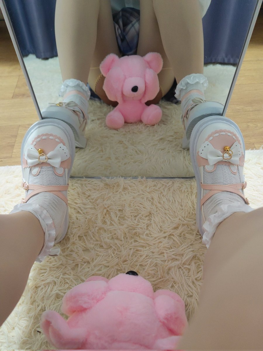 yonrinoo's tweet photo. 穿着开档袜出去玩，里面塞了小玩具虽然没穿小裙裙，但也能体验站着嘘嘘，��水顺着腿滑下来，真想抠 #露出 #道具 #丝袜 https://t.co/jeUa3Avbng