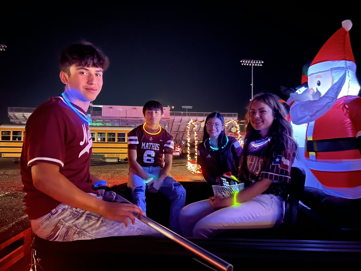 Coach_DS3's tweet image. Big shoutout to Coach Alvarado Sr. and Mrs. Alvarado for driving our @MathisAthletics float in the Illuminated Parade tonight!

#OnTheShip🏴‍☠️