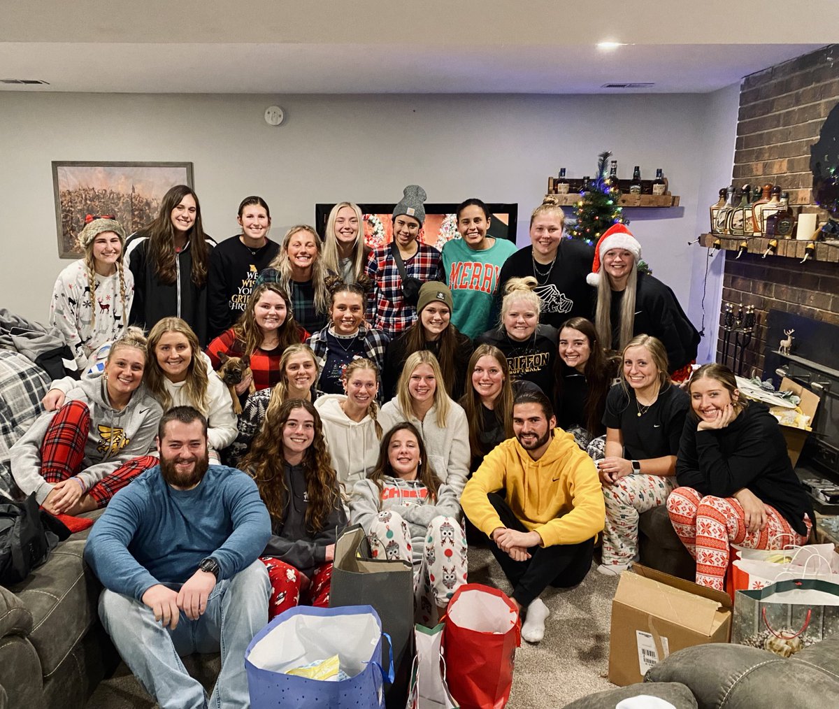 Happy Holidays &amp; Merry Christmas from your Griffon Softball family! This group is something special and we are excited to see what they do in the 2023 season 🤩