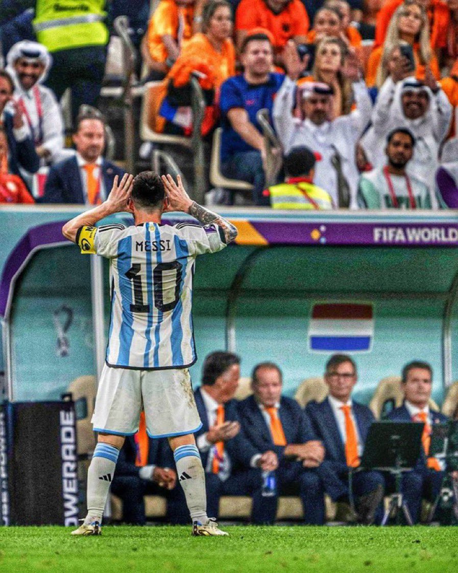 por
Riquelme 🇦🇷
Di María 🇦🇷
Falcao 🇨🇴
Rivaldo 🇧🇷
Chicharito 🇲🇽
por todo latinoamericano que molestó este racista infeliz esta Messi.
