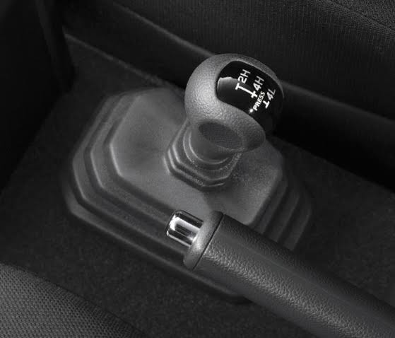 talking_car's tweet photo. こういう車が4駆は手動で切り替えが必要、かつ乾燥舗装路では4WD走行禁止という、スバリストは一切納得できない仕様になってるという事は、車好きでも意外と知らない人もいる

というかハイラックスの16km/月も4WDで走れって注意書き、大半のユーザーは結構キツくない？ https://t.co/NJhzCJtimS