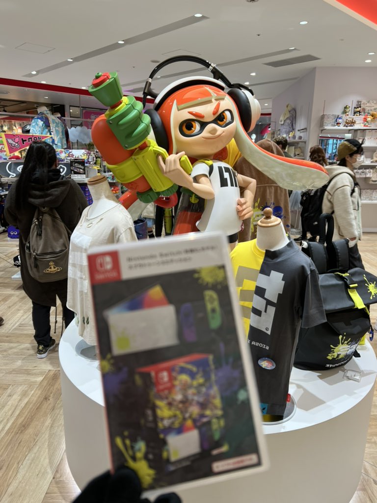 pingubox453's tweet photo. ニンテンドートーキョーで欲しいもの買えた！
スプラ3コラボのSwitch本体！
ダンナへのクリプレ🎄
#ニンテンドートーキョー #スプラ3 https://t.co/6MbQjCDzDC