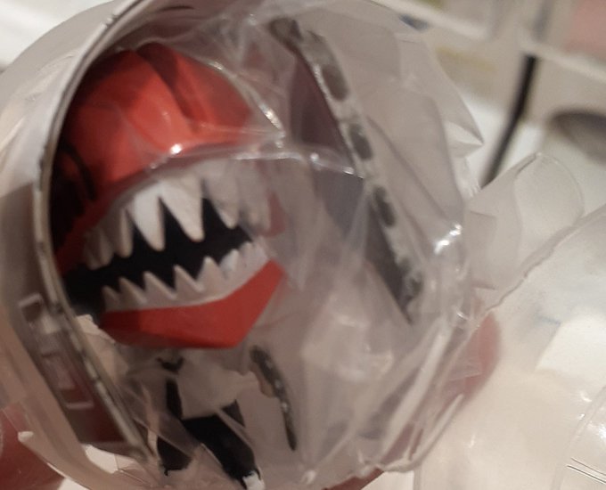 クレーンゲームやろうかと思ったが興がのらなかったのでガチャポンを一回
チェンソーマン出たのでよし 