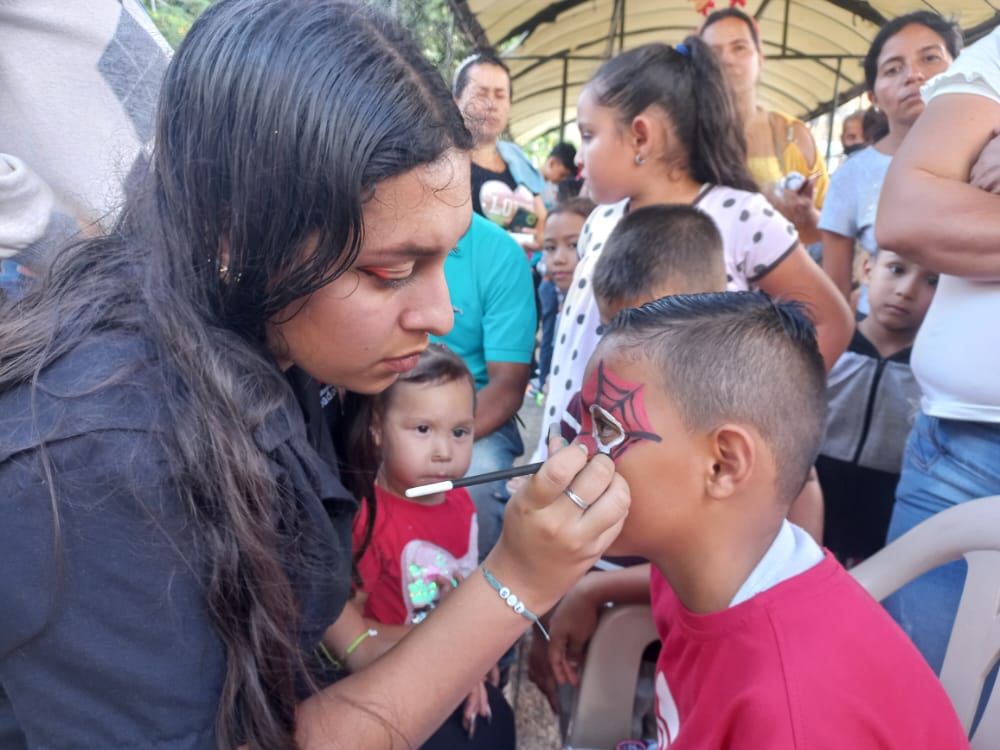 MichelenaClap's tweet image. Con mucha alegría nuestro pueblo disfruta #TachiraEnParrandonClap, navidades felices con los #CLAP

@FreddyBernal
@BermudezJoseA
@carlosperez_ch
@Gob_Tachira