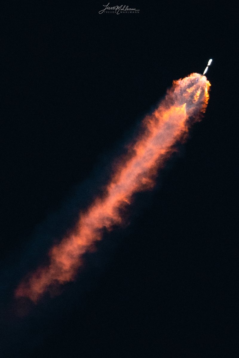 TrevorMahlmann's tweet photo. Falcon 9 piercing through the upper reaches of Earth's atmosphere—performing a Tokyo drift-like maneuver around Cape Canaveral—taking 40 @OneWeb satellites to orbit, last night at sunset🚀 https://t.co/Gkc5bTKk61