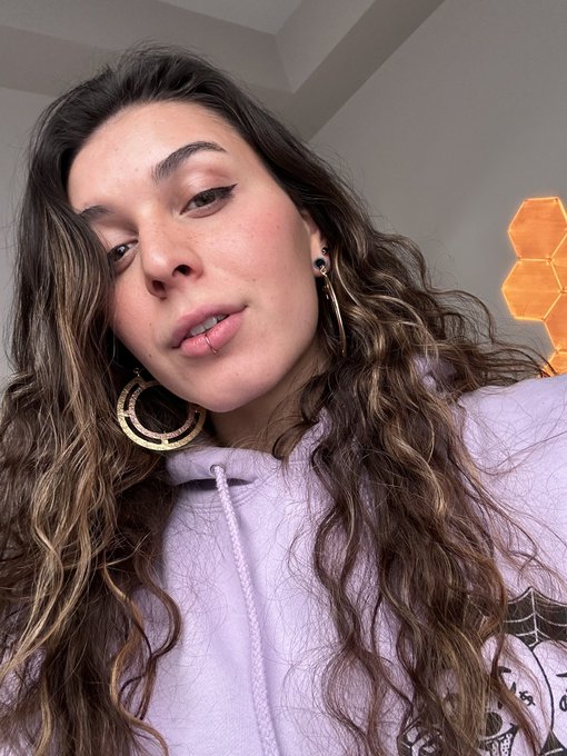 New little accessory 🥰 https://t.co/QEDHtaE7zw