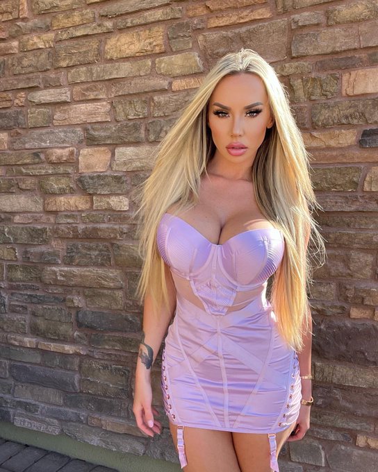 What&rsquo;s your dream girl look like? 🤍✨ https://t.co/wew8nJ1Ame