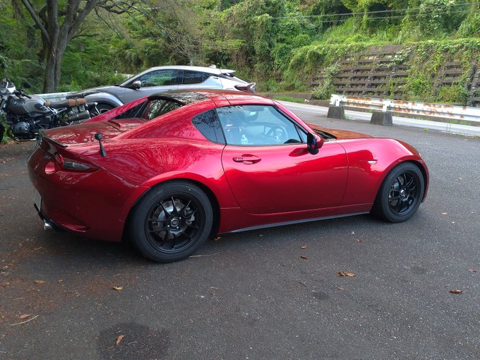 #乗ってる車名と長所と短所書いてけ 
ロードスターRF

長所:ライトウェイトなFR 2Lで刺激的な走り
短所:ライトウェイトなFR 2Lで刺激的な走り 