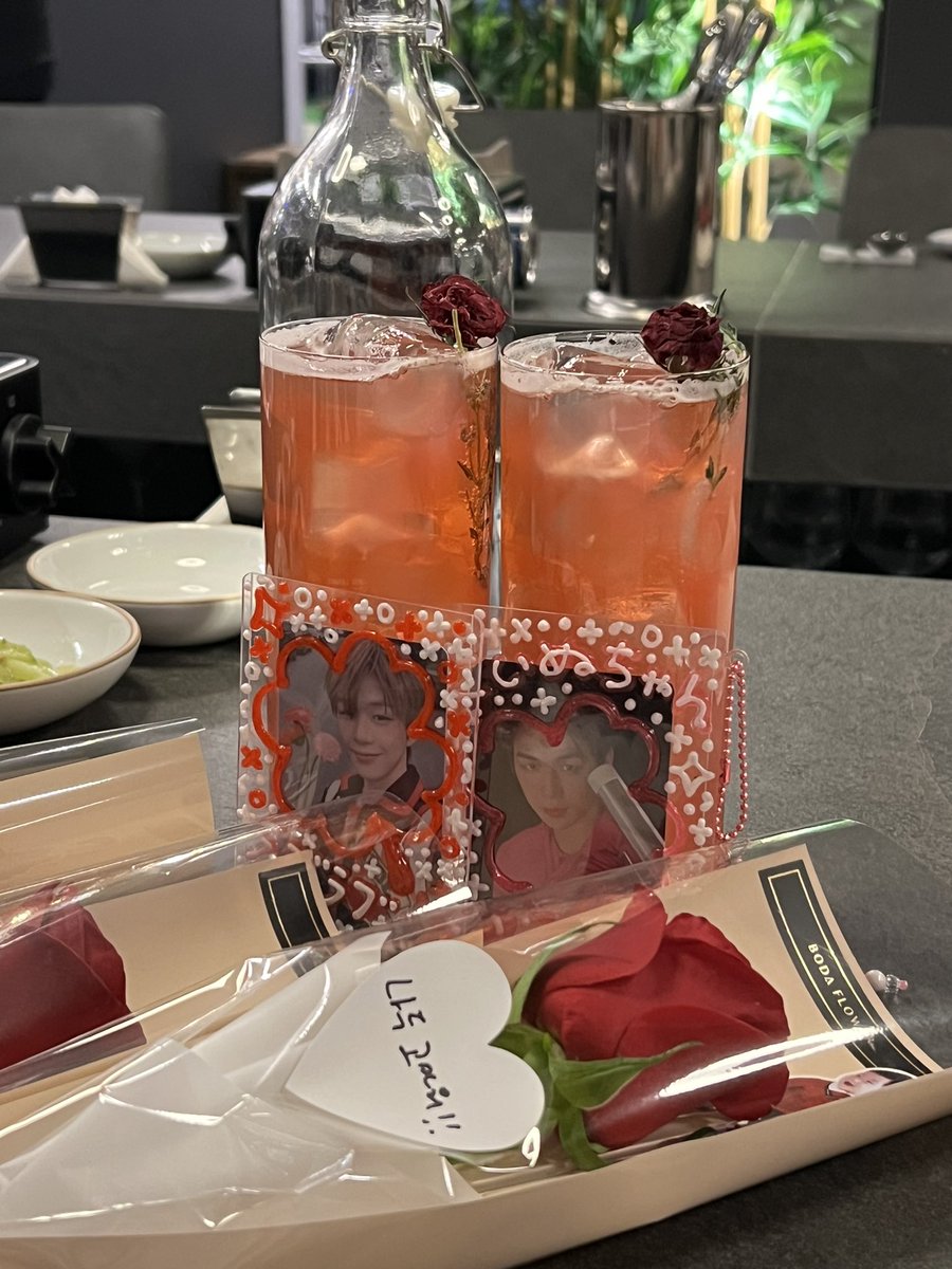 ⤷ 보다플라워 

컨디션 안 좋았는데 가게 안 가득 장미향 나서 텐션 올라감 ➿ 사장님은 여전히 친절하고 내부도 예쁘게 꾸며져 있었다 해시태그 때문에 락스타 탑꾸 챙겨왔는데 여러개 펼쳐놨더니 포룽이가 파는 거냐 물어봄 ㅋㅋㅋㅋ 
#HBD_my_rockstar_puppy
#락스타강아지_강다니엘_생일축하해