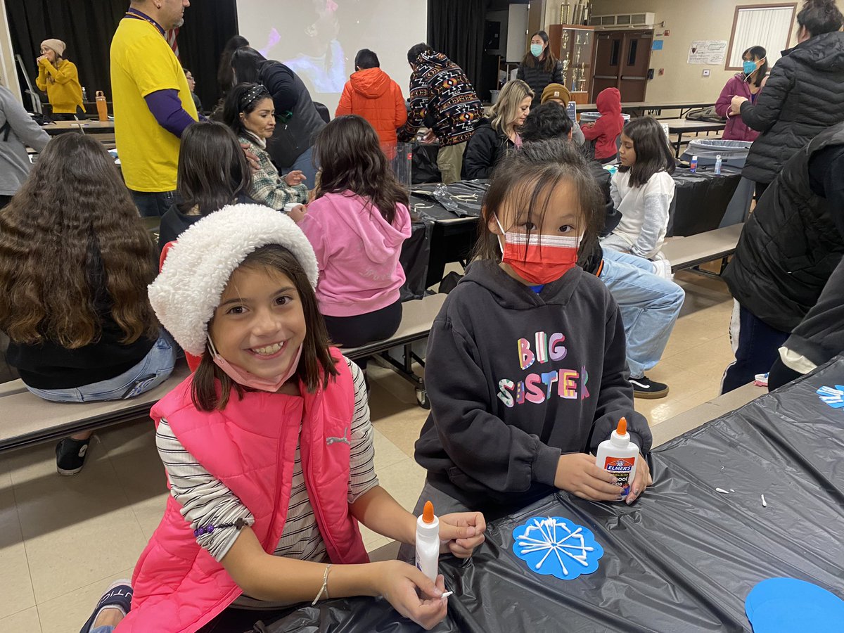 Edison_OMSD's tweet photo. Making beautiful ornaments and lasting memories! Family craft night:) #Edisonstrong https://t.co/r8giqgAt16