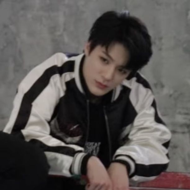 Virtual

; Lee jeno few tweets au