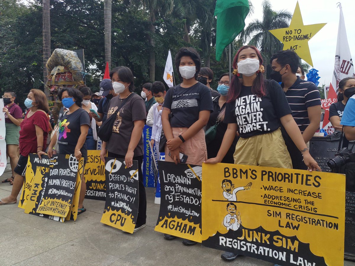 bulatlat's tweet photo. Human rights advocates and activists mark the International #HumanRightsDay2022 here at Liwasang Bonifacio in Manila. https://t.co/aHc7gfKklR
