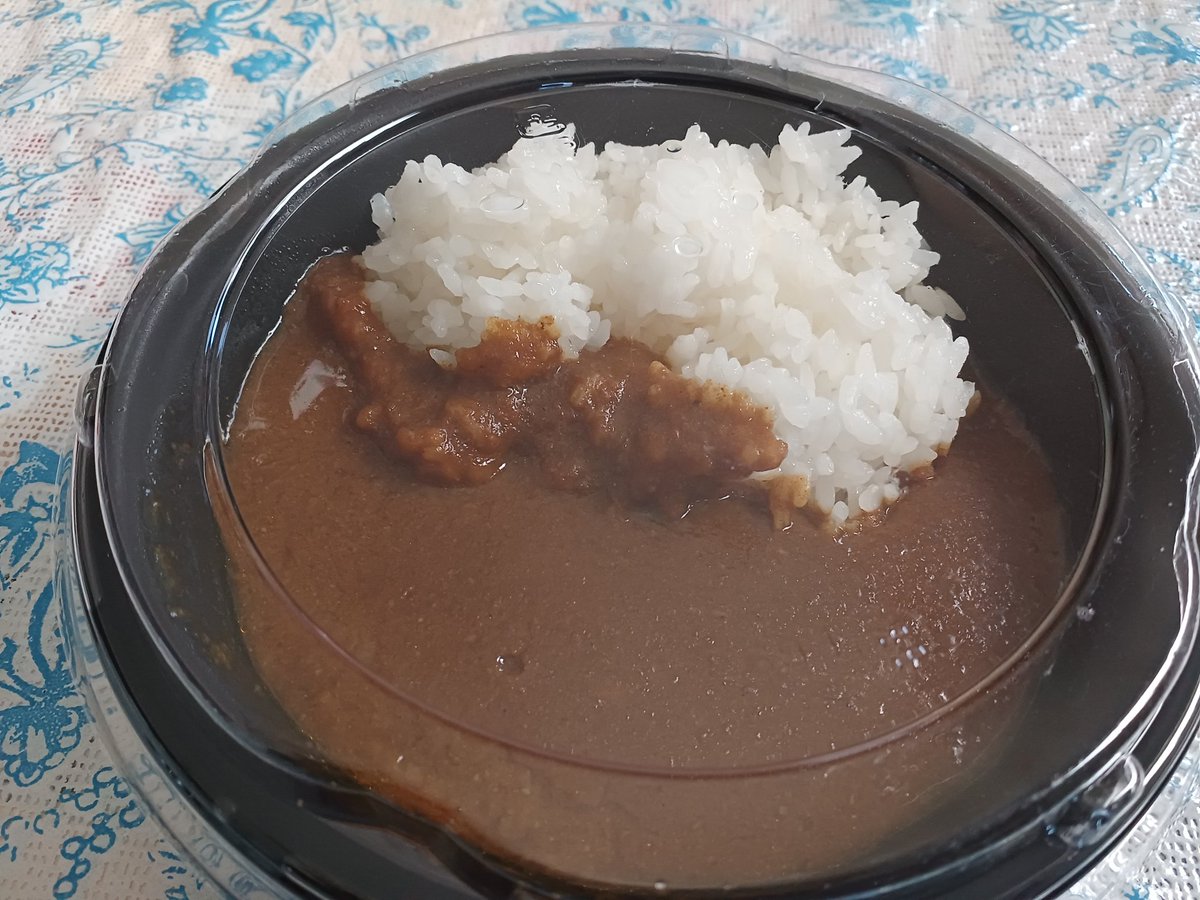 shiroishikko214's tweet photo. テラオキッカケマルシェ2で
エースキッチンさんの牛タンカレー🍛です。
これはもう鉄板✨

すずなり屋さん、ベビーカステラが25個で950円が500円に❗
助手が好きなのでお買い上げ。
今日もいい買い物ができました😃

#テラオキッカケマルシェ　#エースキッチン　#牛タンカレー　#京都すずなり屋 https://t.co/0yKWZrG9QU