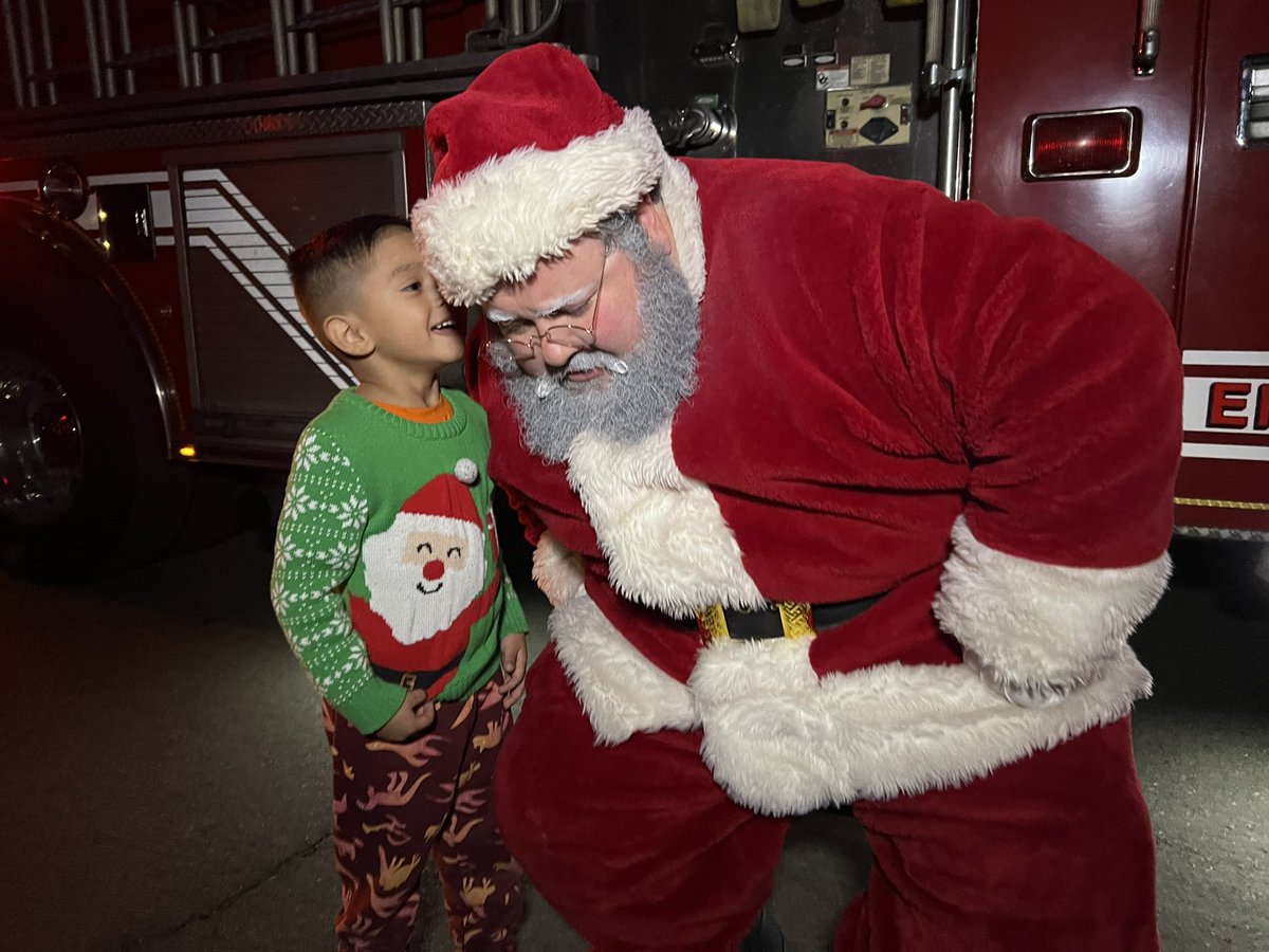 AngeliqueAshby's tweet photo. Oh that Christmas magic… #SantaInNatomas https://t.co/szleRgU4ht