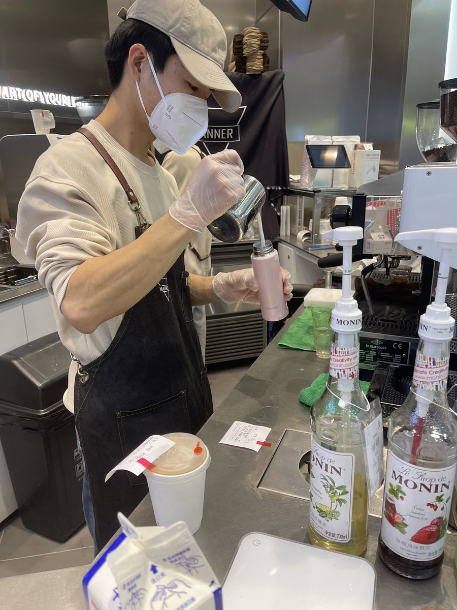 daichimiya0113's tweet photo. 最近何処にでもあ【#MANNERCOFFEE 】のお得な使い方知ってますか？😄実はコップ（水筒）を持っていくと毎回5元引いてくれるんです✨カフェ��テ15元は、10元に😳うちの嫁のピンクの水筒になみなみと！♡のアートも入ってて芸が細かい💯試してミソ✌️ https://t.co/hg8AVZ07t8
