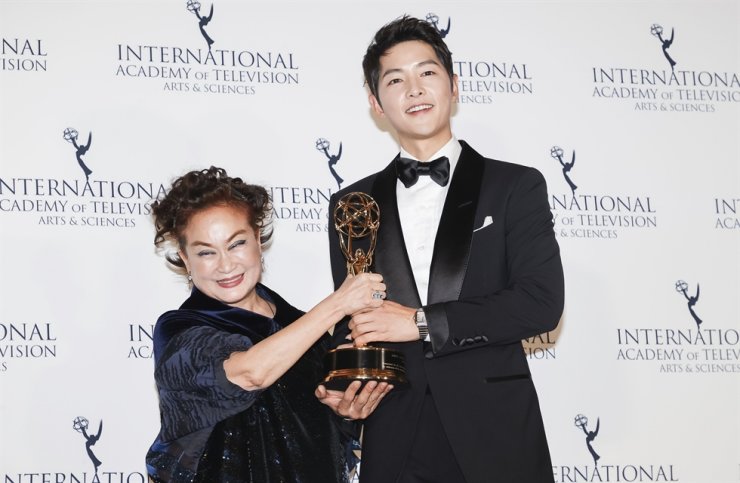 study_fancy's tweet photo. CJ bagian dari Samsung Group.

Jadi, kalo kalian lihat ahjumma ini sering foto bareng aktor / aktris / idol dan sering ngasih speech tiap ada film yang menang penghargaan, jangan heran karena dia (Miky Lee) adalah vice chair CJ Entertainment &amp; cucu Lee Byung Chul pendiri Samsung. https://t.co/5A2BKGuAdJ