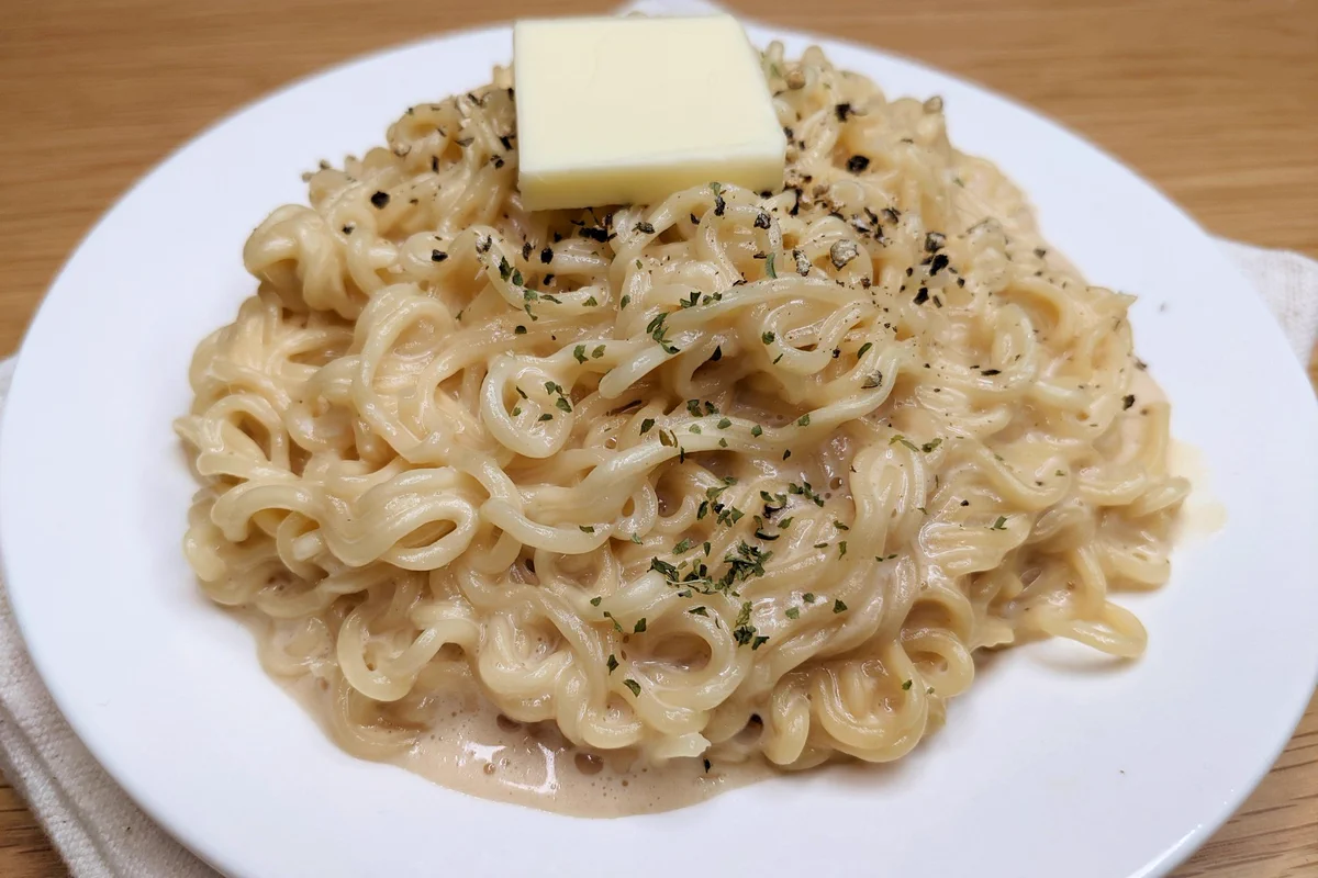 あのサッポロ一番が洋風に！？「バタークリーム味噌ラーメン」。