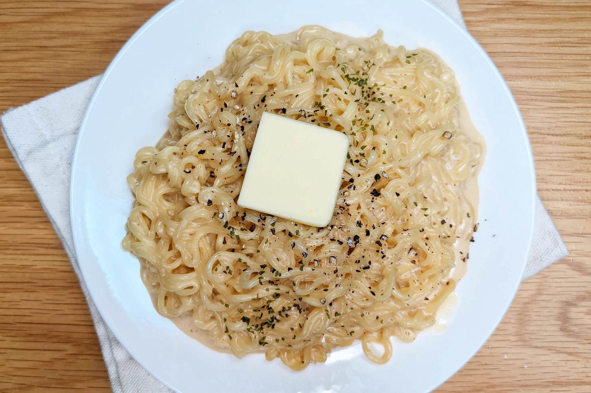 あのサッポロ一番が洋風に！？「バタークリーム味噌ラーメン」。