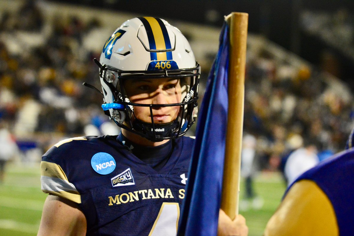 WylieTom's tweet photo. Butte connection. 

@MSUBobcats Hall-of-Fame quarterback Paul Dennehy hands the Montana state flag to Tommy Mellott before kickoff. 

#mtscores https://t.co/RMQIpIDxHK