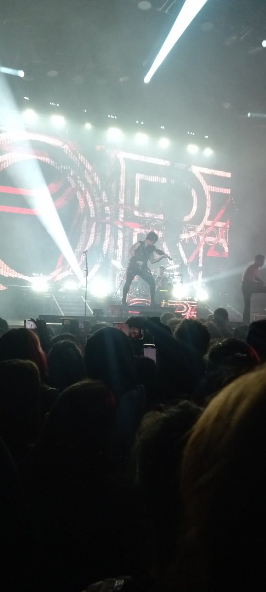 GGall38's tweet photo. Last night, I had an awesome at the Trinity Of Terror III tour concert. @blackveilbrides @MIWband @ICENINEKILLl @atreyu @JakePittsBVB @andyblack @LonnyEagleton @christiancoma @JinxxBVB @ChrisMotionless https://t.co/8m7iP7cuy3