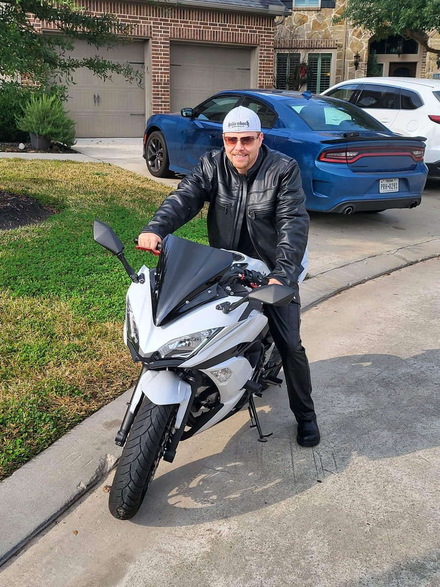 Set my official new goal to get my motorcycle license so I can ride my brother's motorcycles! Hooligans will be on the loose!! Lol! 😁😆😅🤣😂🙃 

But with helmets and safety and caution as top priority!!!