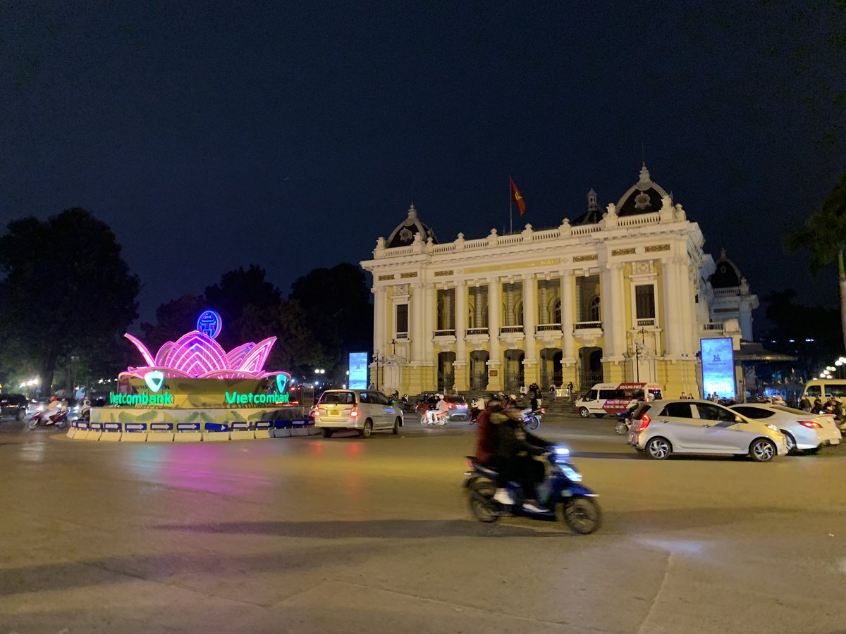 UofTEngDean's tweet photo. Wonderful albeit quick visit to Hanoi for meetings with colleagues at #VinUni and #VinBrain @global_uoft @uoftengineering @UofTStartup https://t.co/H8yYAermix