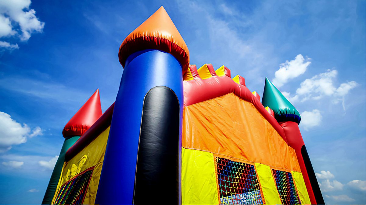 5dimension_cl's tweet photo. 🔘 #Arauco: JUEGO INFLABLE SE VOLCÓ POR FUERTE VIENTO CON SEIS NIÑOS. UN MENOR EN ESTADO GRAVE

El hecho ocurrió durante la fiesta navideña de la empresa Arauco.

https://t.co/rcA2oswQIj https://t.co/3jnJGh5kPM