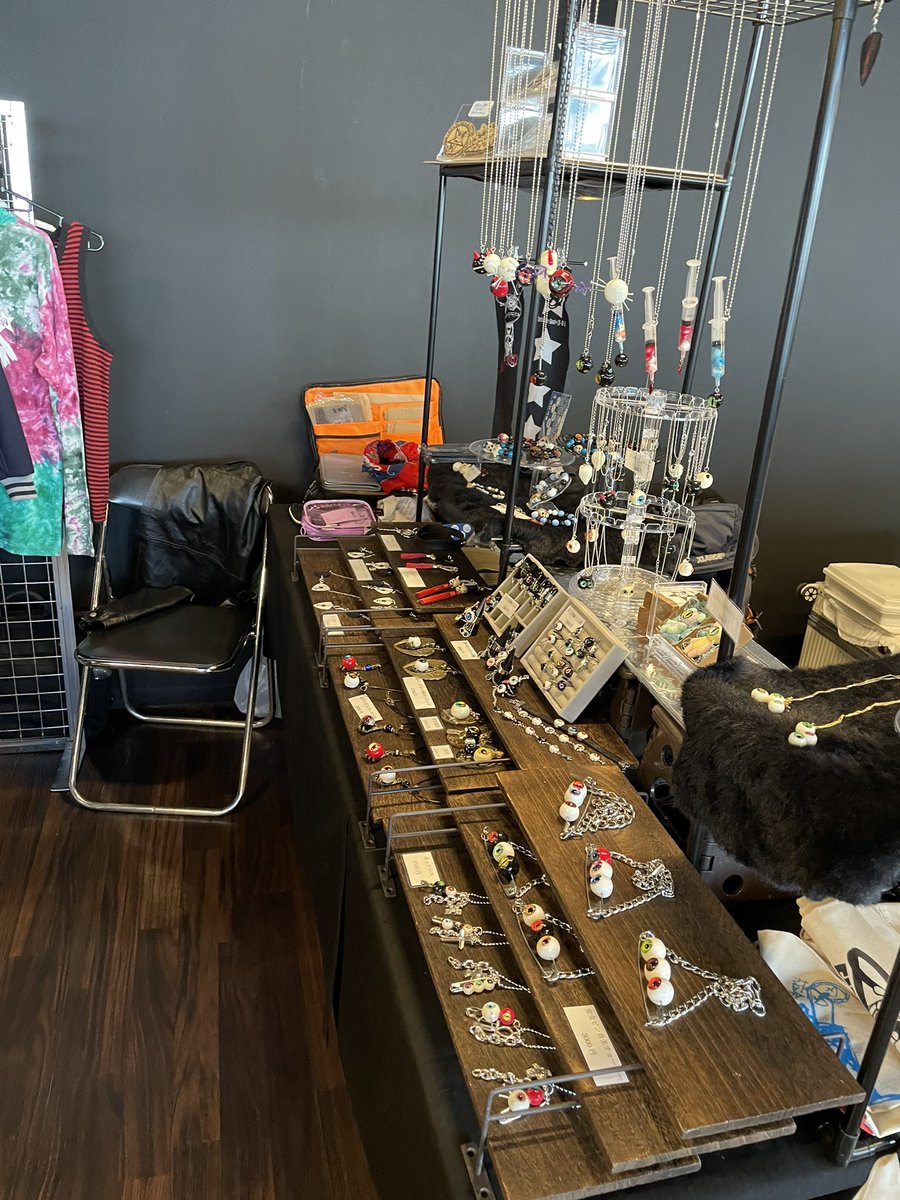 clumsy_sky's tweet image. てづバ1日目始まりました！
第二会場のウミエールにて出店しております。
ま-02です。グググィっと一歩を踏み込んでいただきたいセッティングですw
#てづバ
#第二会場
#ウミエール