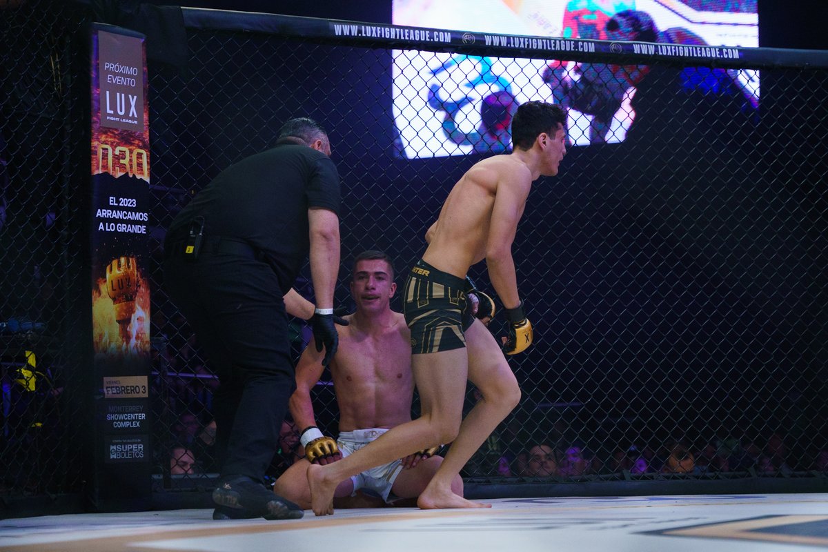 luxfightleague's tweet photo. Primer round, sumisión, y otra victoria en LUX para Santiago Prieto en la pelea estelar de #LUXChallenge desde el Frontón México
🔴 Sigue #LUX029 en vivo en ESPN 2, ESPN 4, Star+, Fox Deportes y UFC Fight Pass
#LUXFightLeague https://t.co/VZd5kiUDSm
