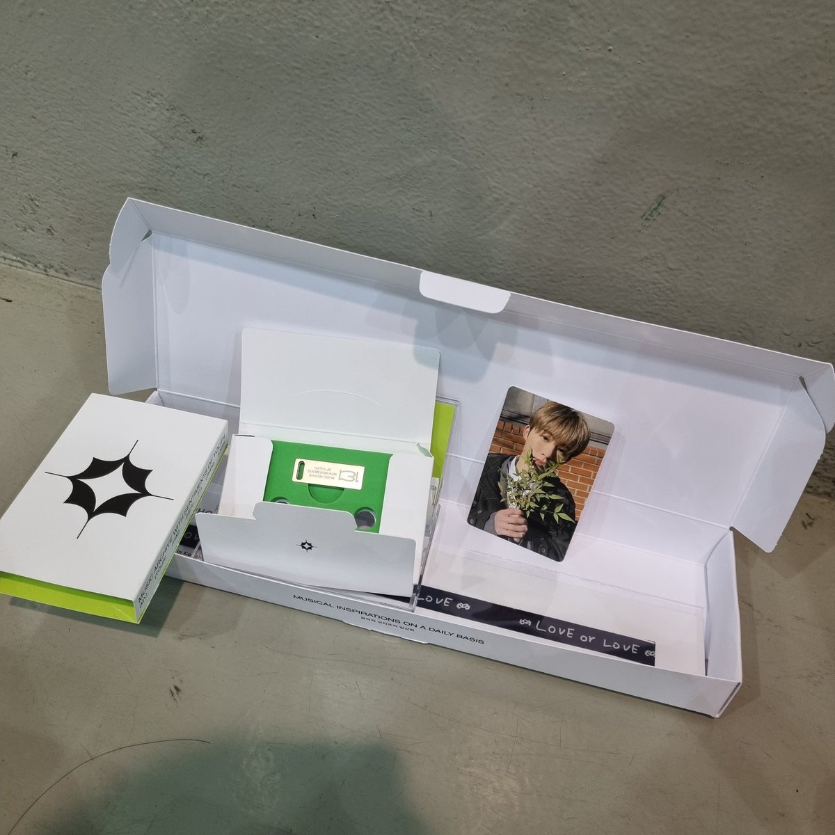 131RapperBI's tweet photo. hanbin loves his IDs so much. he prepared so many things for his fans. there's a special gift box for official IDs (USB, poca &amp; phone strap), signed posters &amp; an ID lounge where fans can stay warm &amp; comfy

B.I HIDDEN STAGE FANMEETING 
#KEEPMEUP #BI #비아이 #HANBIN @shxx131bi131 https://t.co/l3HzOT4EIb