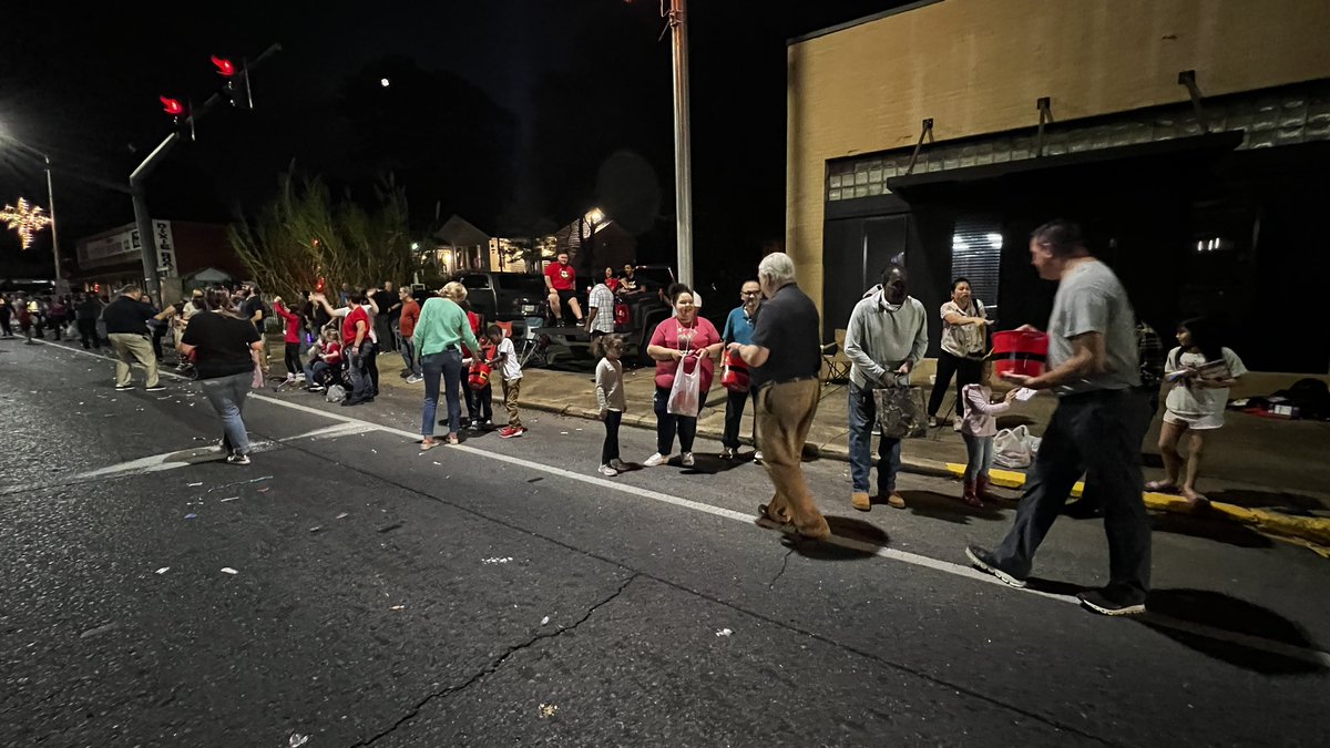 rapidesschools's tweet photo. The Reading Revival found its way to Pineville’s Christmas Parade.
We had the opportunity to donate more than 1,000 books, along with buckets of candy. Be on the lookout for our Literacy Buses driving through the various parades.
#RapidesREADS
#Bettertogether https://t.co/eaqan2VFk9