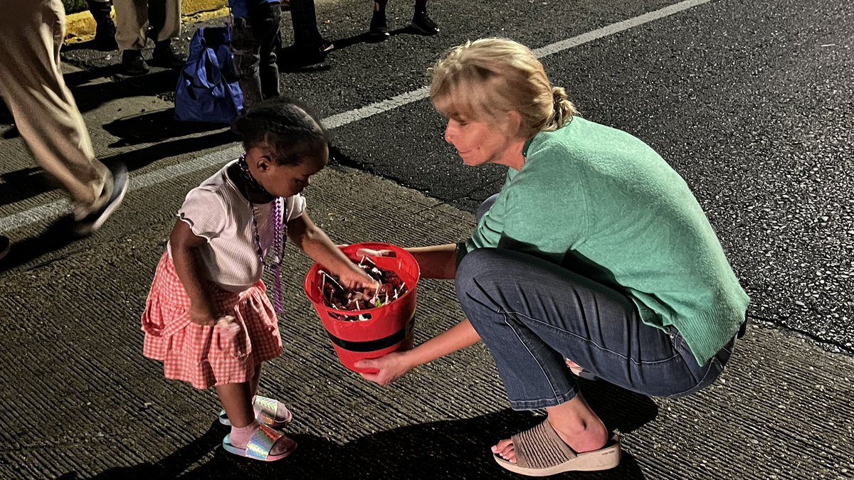 rapidesschools's tweet photo. The Reading Revival found its way to Pineville’s Christmas Parade.
We had the opportunity to donate more than 1,000 books, along with buckets of candy. Be on the lookout for our Literacy Buses driving through the various parades.
#RapidesREADS
#Bettertogether https://t.co/eaqan2VFk9