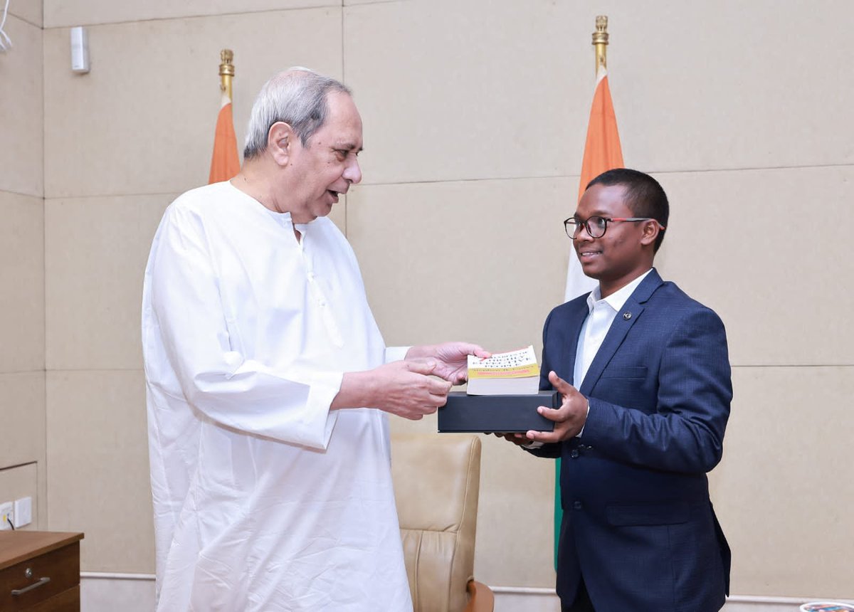 Naveen_Odisha's tweet photo. କନ୍ଧମାଳର ମେଧାବୀ ଛାତ୍ର ଇଫୁ ମଲ୍ଲିକଙ୍କୁ ଭେଟିଲି। ତାଙ୍କ ଉଚ୍ଚାଭିଳାଷ ଓ ପାଠ ପଢିବାର ପ୍ରତିବଦ୍ଧତା ବିଷୟରେ ଜାଣି ବହୁତ ଖୁସି ହେଲି। ବାସ୍ତବରେ ଲକ୍ଷ୍ୟ ସ୍ଥିର ଓ ଦୃଢ଼ ଇଚ୍ଛା ଶକ୍ତି ଥିଲେ କିଛି ବି ପ୍ରତିବନ୍ଧକ ସାଜି ନ ପାରେ। ତାଙ୍କ ଡାକ୍ତର ହେବାର ସ୍ୱପ୍ନ ପୂରଣ ହେବ। ତାଙ୍କର ଆହୁରି ସଫଳତା ଓ ଉଜ୍ଜ୍ୱଳ ଭବିଷ୍ୟତ କାମନା କରୁଛି। https://t.co/T4eLC4UC6V