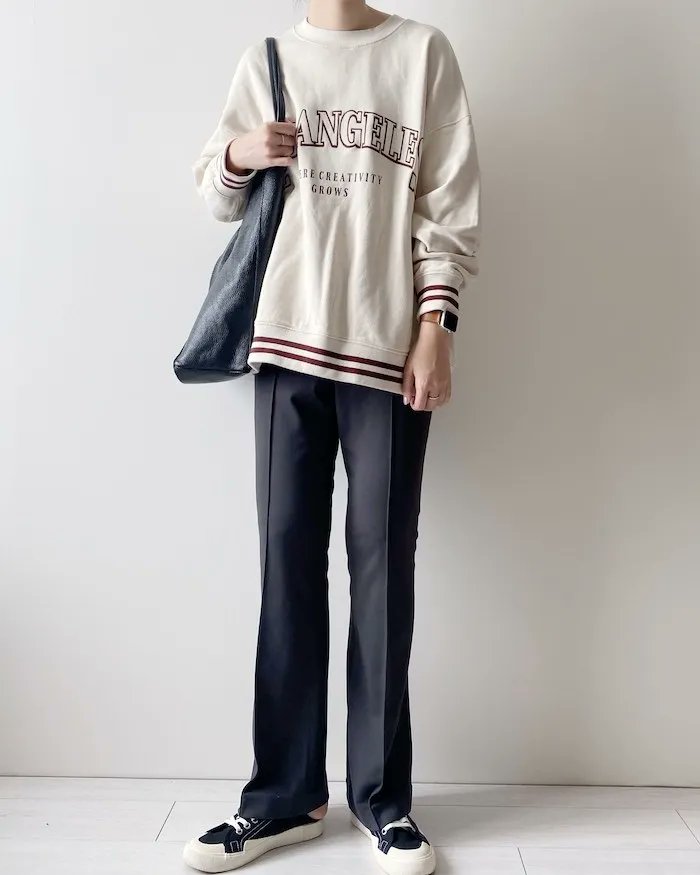 「【ヘビロテ】これは隠れた名品だわ…!ユニクロの「美脚パンツ」シルエットが美しすぎ」|BuzzFeed Japanのイラスト