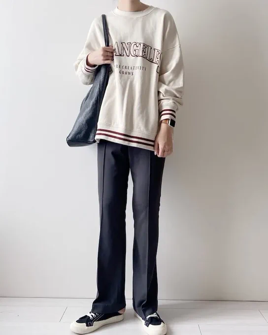 【ヘビロテ】これは隠れた名品だわ…!ユニクロの「美脚パンツ」シルエットが美しすぎて感動しちゃった!ユニクロの「レギンスパンツ」は、すらっと美脚に見せてくれる優秀アイテム伸縮性があって楽なのに、スーツライクな見た目だから大人っぽく着こなせますよ〜! 
