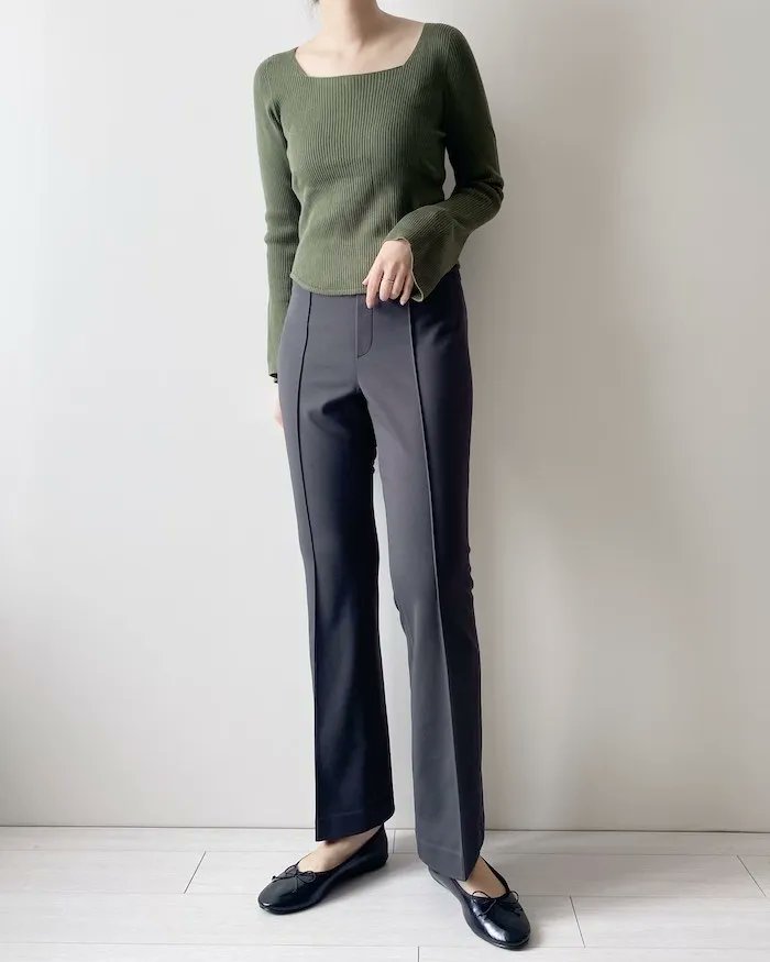 「【ヘビロテ】これは隠れた名品だわ…!ユニクロの「美脚パンツ」シルエットが美しすぎ」|BuzzFeed Japanのイラスト