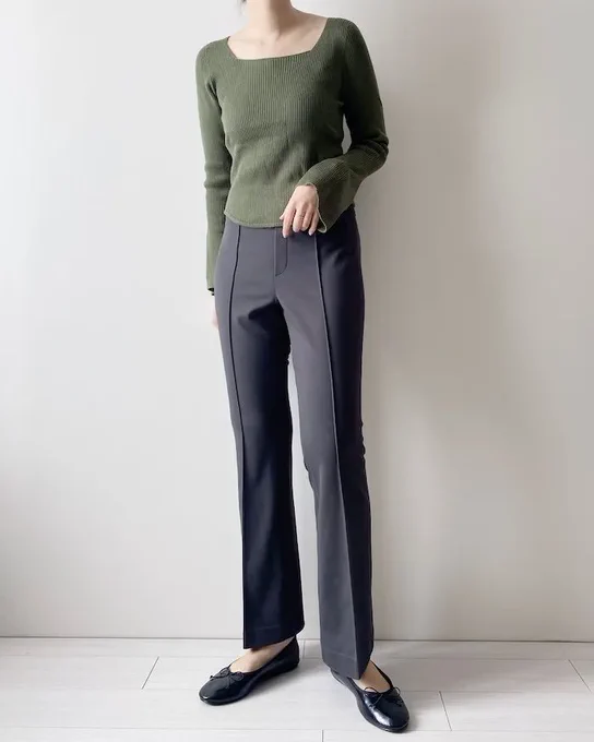 【ヘビロテ】これは隠れた名品だわ…!ユニクロの「美脚パンツ」シルエットが美しすぎて感動しちゃった!ユニクロの「レギンスパンツ」は、すらっと美脚に見せてくれる優秀アイテム伸縮性があって楽なのに、スーツライクな見た目だから大人っぽく着こなせますよ〜! 