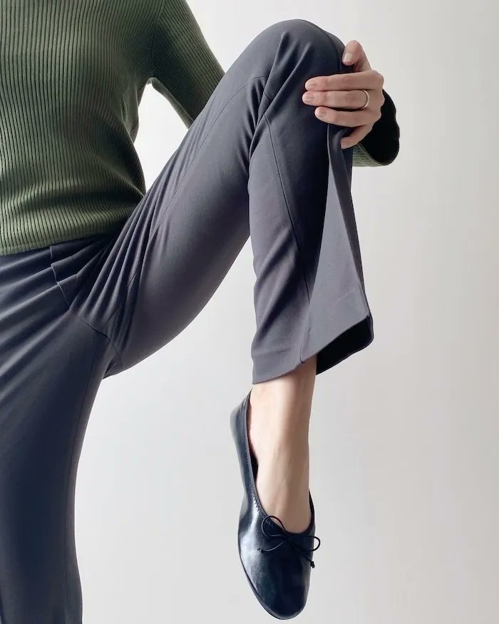 「【ヘビロテ】これは隠れた名品だわ…!ユニクロの「美脚パンツ」シルエットが美しすぎ」|BuzzFeed Japanのイラスト