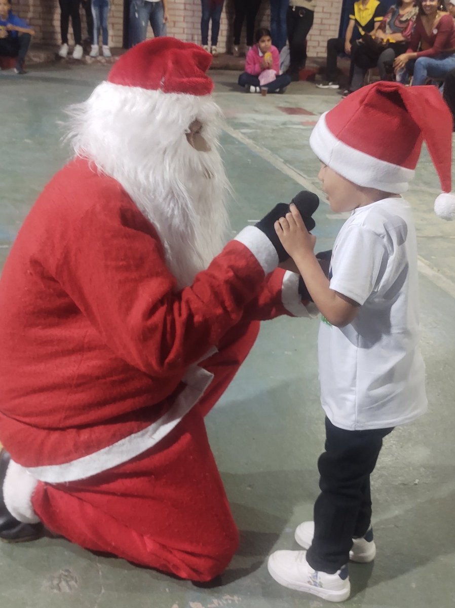EB_SIMONBOLIVAR's tweet photo. Gran parrandon navideño en nuestra linda escuela @EB_SIMONBOLIVAR momento para compartir en familia, deleitarnos de grandes eventos donde los principales protagonistas son las niñas y niños. Bienvenida la Navidad @Berzabethg1 @ZonaEducTachira @MPPEDUCACION @tachira_cultura https://t.co/pjGFQVBU0g