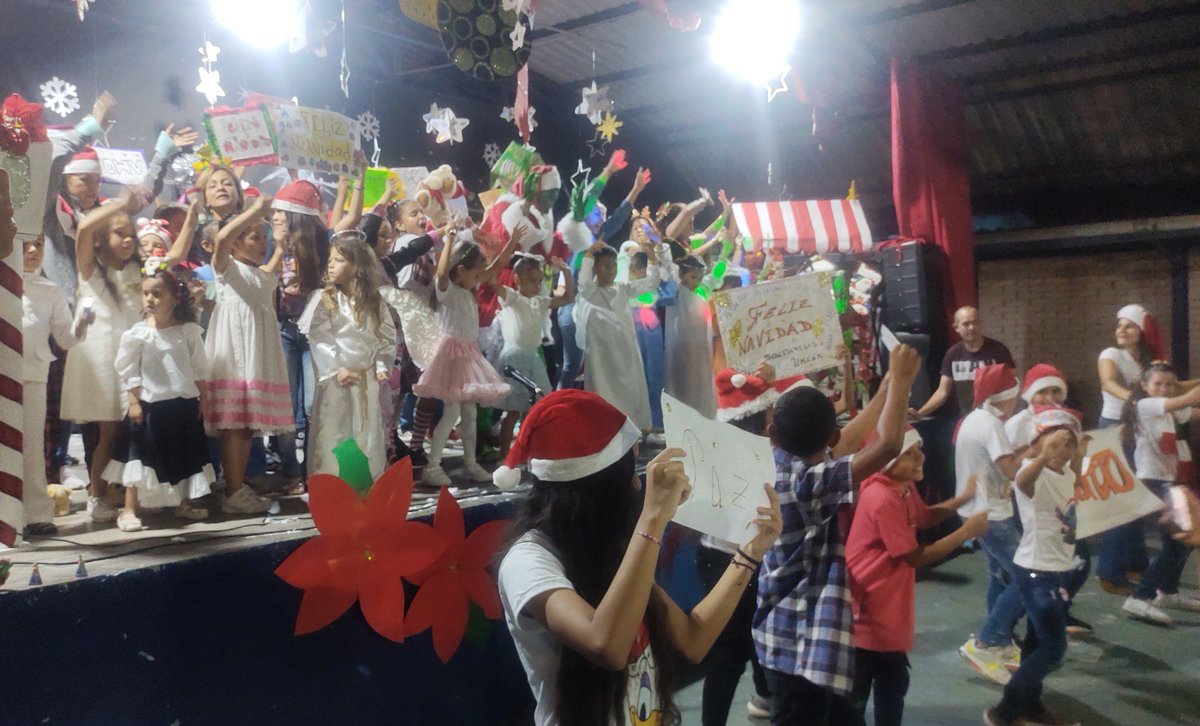 EB_SIMONBOLIVAR's tweet photo. Gran parrandon navideño en nuestra linda escuela @EB_SIMONBOLIVAR momento para compartir en familia, deleitarnos de grandes eventos donde los principales protagonistas son las niñas y niños. Bienvenida la Navidad @Berzabethg1 @ZonaEducTachira @MPPEDUCACION @tachira_cultura https://t.co/pjGFQVBU0g