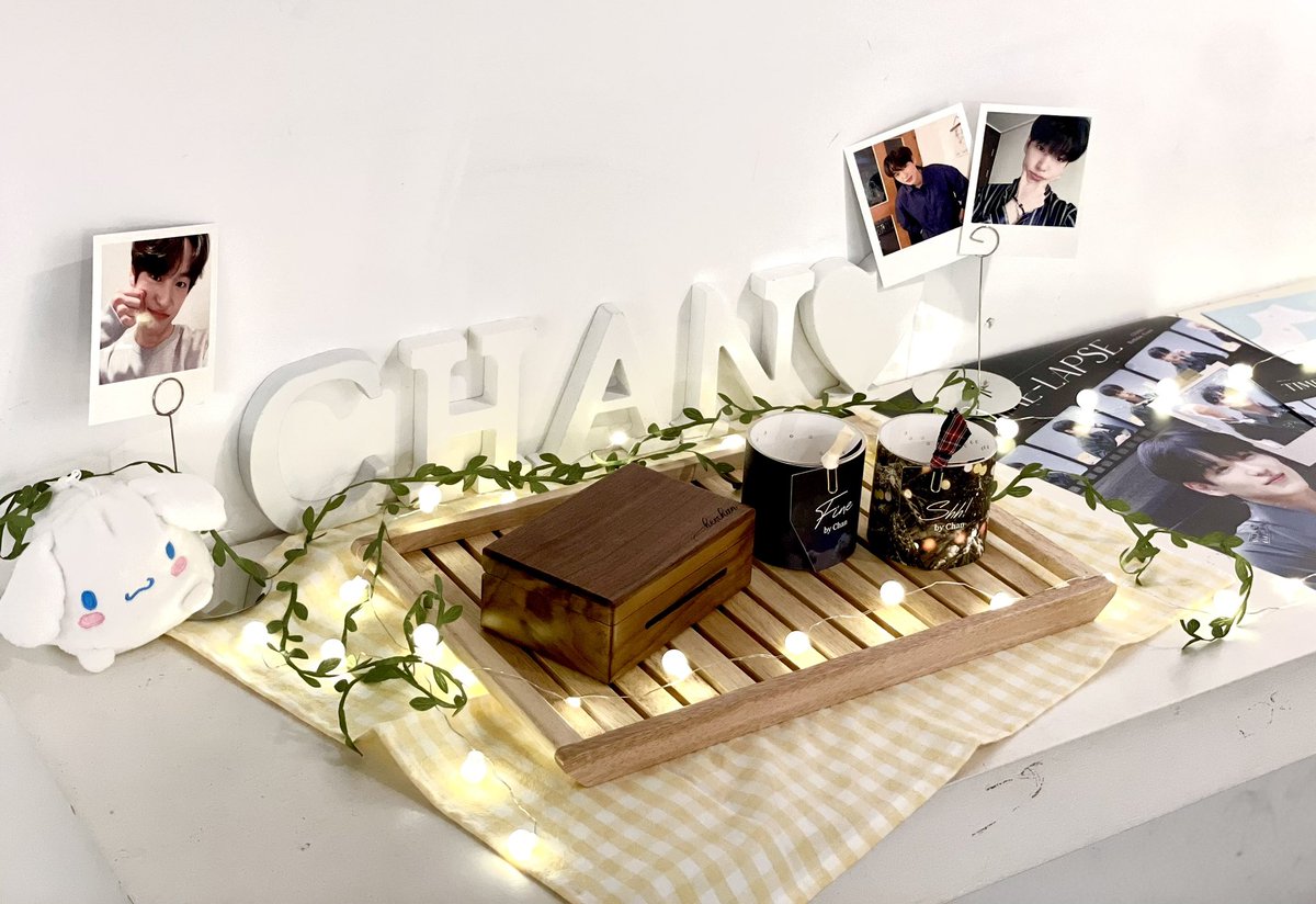 ✧･ﾟ. 𝐓𝐈𝐌𝐄𝐋𝐀𝐏𝐒𝐄 𝐃-𝐝𝐚𝐲.･ﾟ✧

카페&amp;전시회 오픈했습니다!
2층 전시회장에 방문하시면 찬이의 자작곡인 [Fine]과 [Shh!]를 편곡한 오르골 악보가 있습니다🎵
자유롭게 연주해보세요🖤

#찬란한_시간의_너는
#Loved_Chan_AllTheTime
#허찬 #HEOCHAN