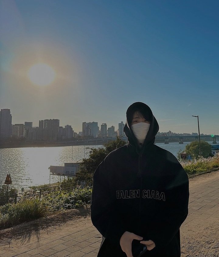 ㅤㅤㅤㅤㅤㅤㅤ
ㅤㅤ𝐈𝐍𝐒𝐓𝐀𝐆𝐑𝐀𝐌 𝐏𝐎𝐒𝐓 ⦂ 
ㅤㅤㅤ ◜ ﹫choiyunye_B

       💬 ﹕❄️❄️

  ⌂        ⌕        ⊞        ♡       ◌