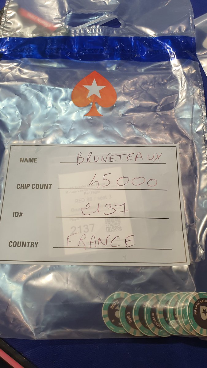 Bennyestud's tweet photo. On fini quasi à poil à Prague mais au Day 2 et dans l'argent pour cet EurekaPokerTour. 
Reprise Samedi sur 4K/8K. + de 4000 joueurs sur le tournoi. C'est du délire. L'EPT s'annonce déjà énorme. 
#Poker #Short #EnSlip #FeuFeuFeu #Day2 @PokerStarsFR https://t.co/S8RtckUkqc