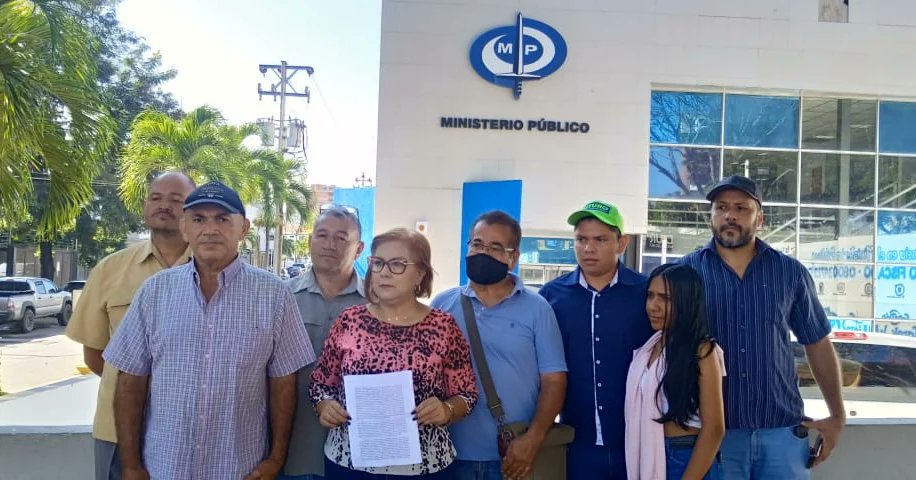 HFVZLALARA's tweet photo. El día de hoy estuvimos presentes en la Fiscalía Superior junto a los compañeros de Acción Democratica y diversas organizaciones políticas del Municipio Simón Planas, para introducir un documento encontrá del acto irrito que pretende aplicar el  Alcalde del Municipio Ángel Prado, https://t.co/DFcgQ5mDcN